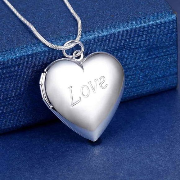 Beautiful Heart Photo Locket With 18 Inch Chain Stamped 925 Sterling Silver - Picture 3 of 3